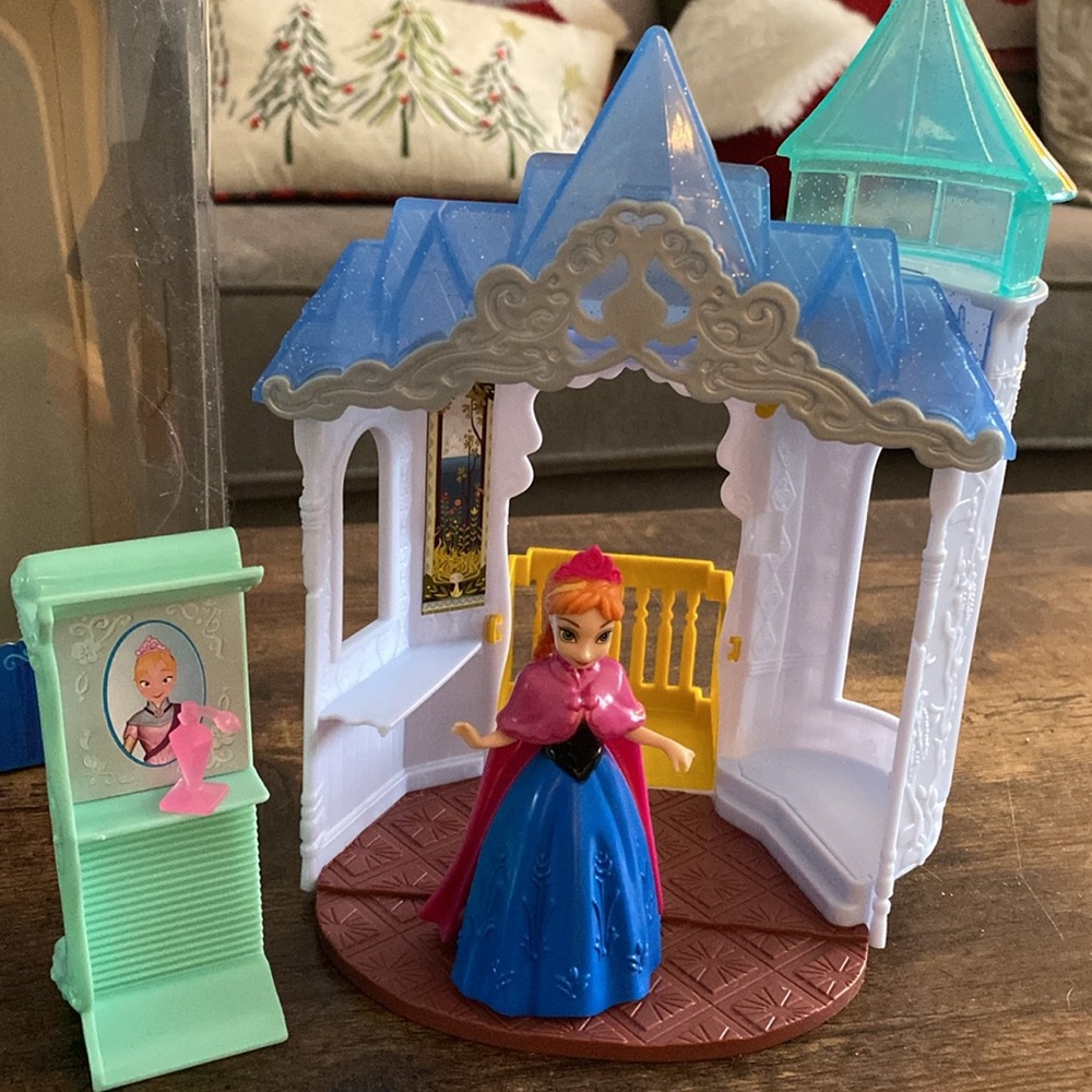 Disney Frozen Flip ‘n Switch Castle Playset  Age 3+